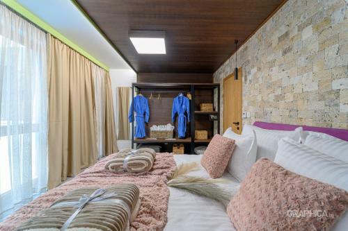 103 Alpine Hotel