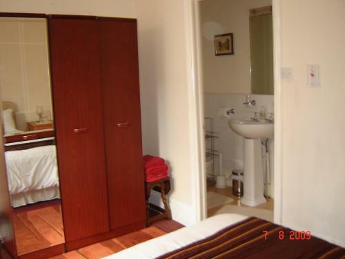 Hostal White House View Guest House