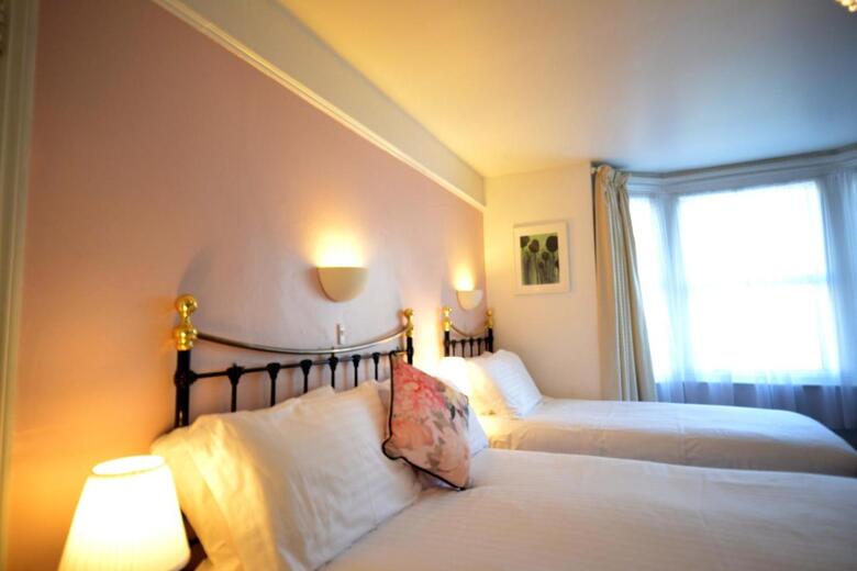 Hostal Newton House Guesthouse