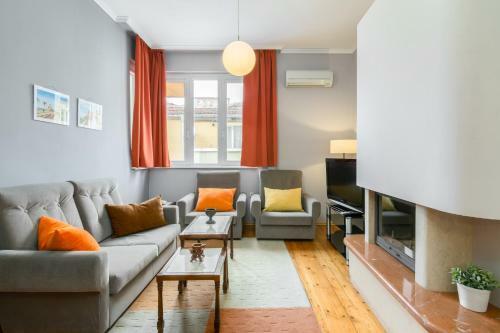 Beautiful Business Apartment- Top Center