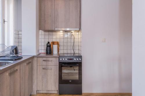 Colorful Two Bedroom Apartment Next To Serdika Center Sofia