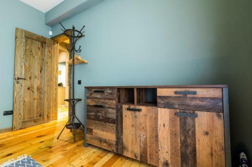 Este Apart - Top Center