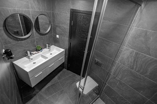 R-varna Deluxe Apartments