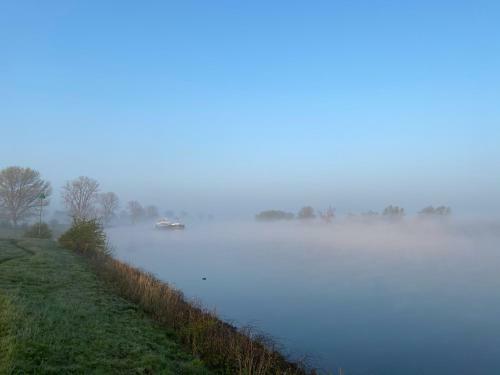 Roer, Huisje Aan De Maas
