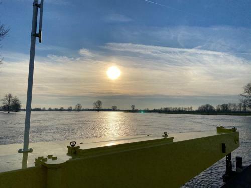 Roer, Huisje Aan De Maas