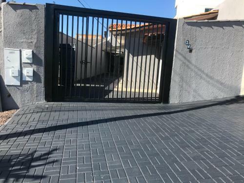 Casa Decorada Com Estacionamento, Bem Localizada