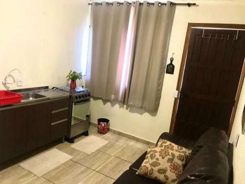 Casa Decorada Com Estacionamento, Bem Localizada