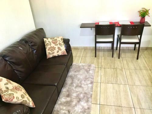 Casa Decorada Com Estacionamento, Bem Localizada