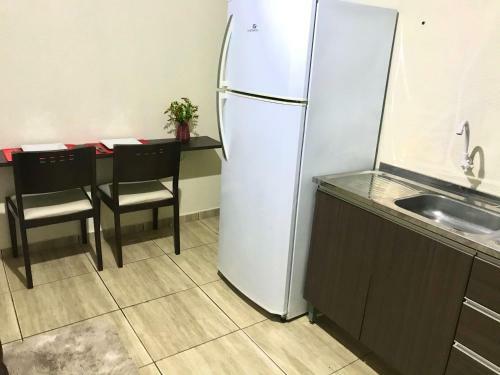 Casa Decorada Com Estacionamento, Bem Localizada