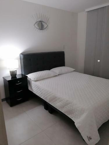 Apartamento 4 Alcobas Apto Amoblado Piscina Enseguida Unicentro