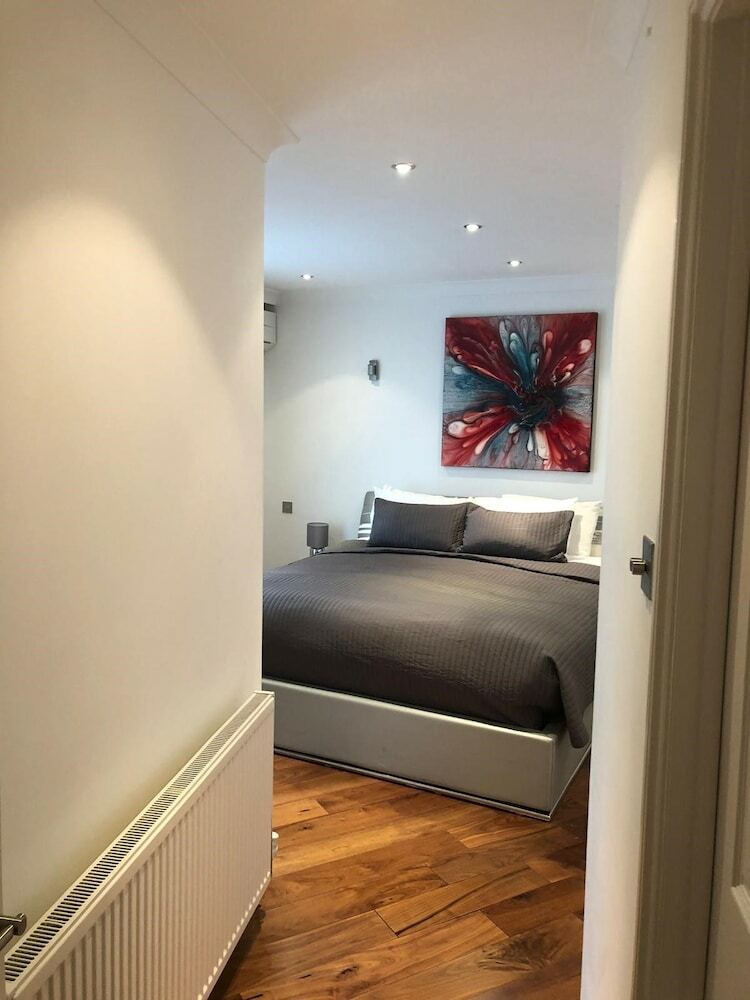 The New London Carlton Hotel