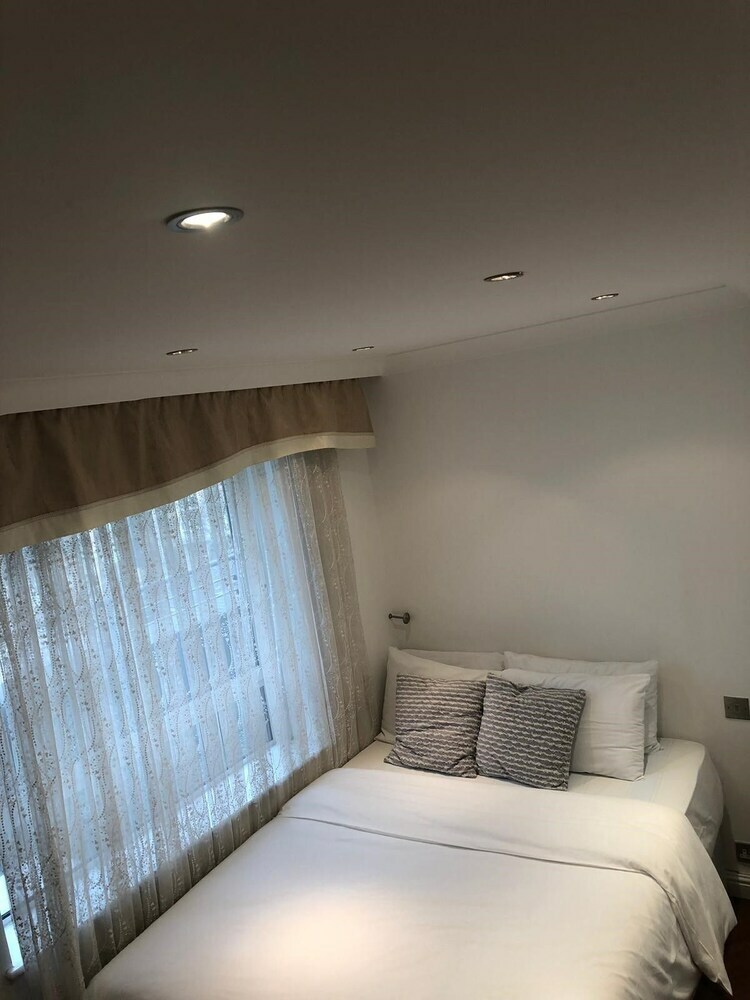 The New London Carlton Hotel