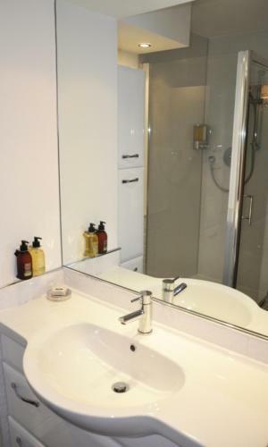 Zinn Apartments - The Royals