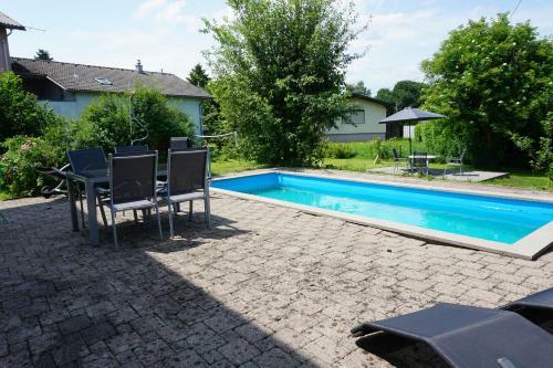 Apartamento Haus Mit 6 Schlafzimmer, Pool Und Gro�em Garten