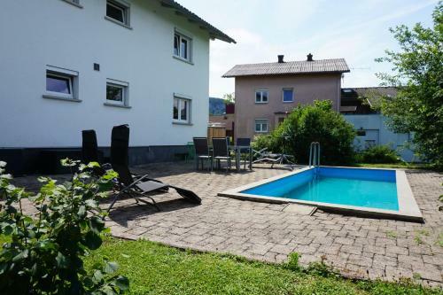 Apartamento Haus Mit 6 Schlafzimmer, Pool Und Gro�em Garten