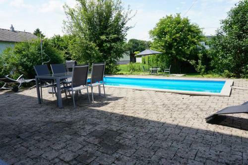 Apartamento Haus Mit 6 Schlafzimmer, Pool Und Gro�em Garten