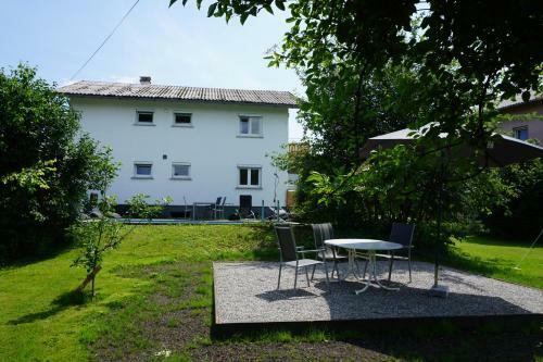 Apartamento Haus Mit 6 Schlafzimmer, Pool Und Gro�em Garten