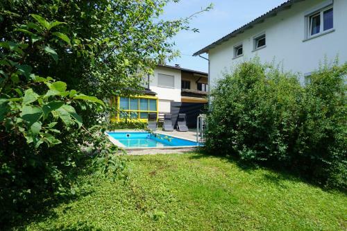 Apartamento Haus Mit 6 Schlafzimmer, Pool Und Gro�em Garten
