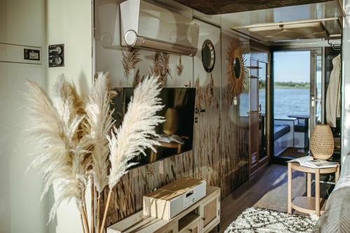 Myhouseboat 2