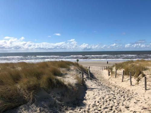 Strandhuis De Zeeparel Met Hottub