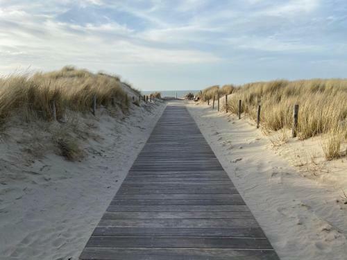 Strandhuis De Zeeparel Met Hottub
