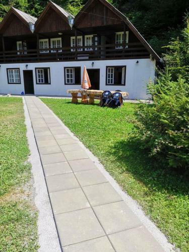Fontana Erd�lyi Vend�gh�z