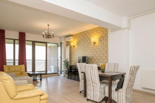 Green Lake Apartment 13