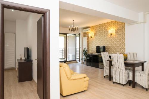 Green Lake Apartment 13