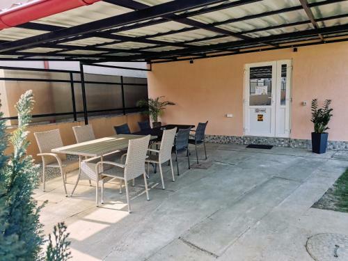 Casuta Cu Tei-lime House