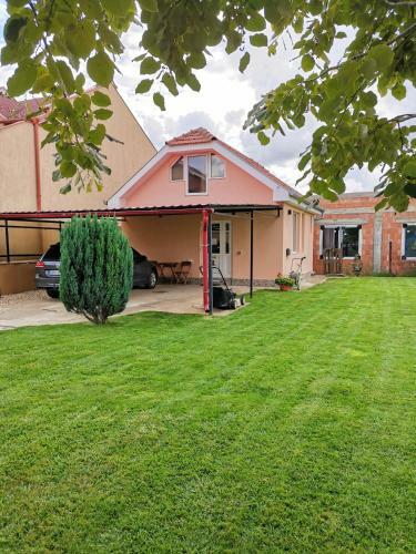Casuta Cu Tei-lime House