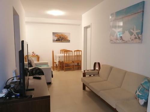 Apartamento, Ampla Sacada Com Vista Para O Mar!