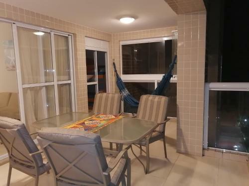 Apartamento, Ampla Sacada Com Vista Para O Mar!