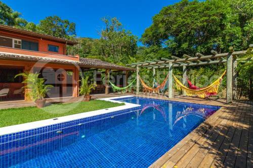 Casa 3 Dormit�rios Com Piscina E Campo De Futebol