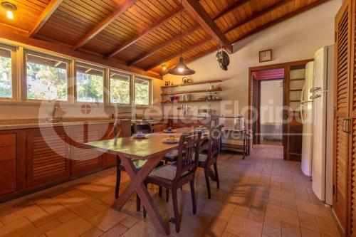 Casa 3 Dormit�rios Com Piscina E Campo De Futebol