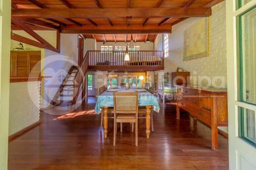 Casa 3 Dormit�rios Com Piscina E Campo De Futebol