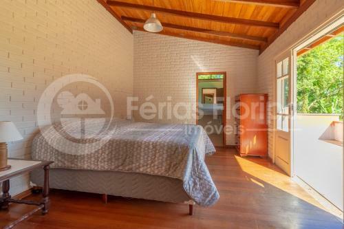 Casa 3 Dormit�rios Com Piscina E Campo De Futebol
