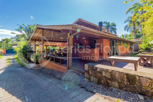 Casa 3 Dormit�rios Com Piscina E Campo De Futebol