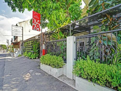 Hotel Oyo 90496 Izzi Ekslusif