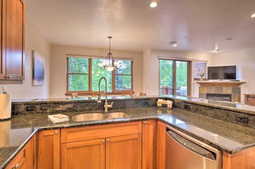 Updated Family Getaway With Hot Tub And Ski Shuttle!