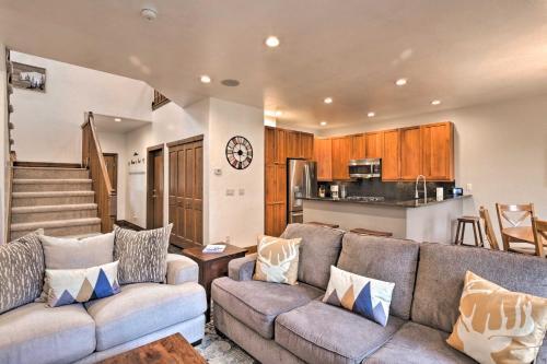 Updated Family Getaway With Hot Tub And Ski Shuttle!