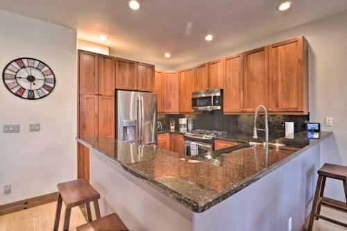 Updated Family Getaway With Hot Tub And Ski Shuttle!