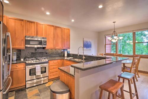 Updated Family Getaway With Hot Tub And Ski Shuttle!