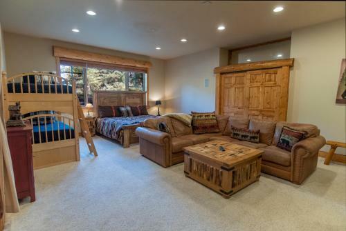 Climbing Bear Lodge Townhome Great Setting Hot Tub