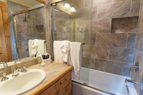Climbing Bear Lodge Townhome Great Setting Hot Tub