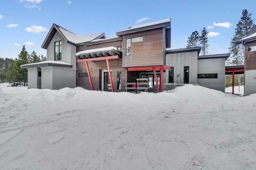 Modern Alpine Escape Home