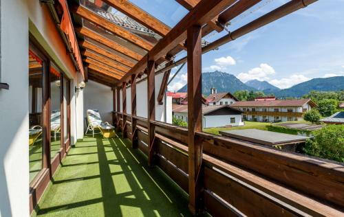 Wonderful Bright Apartment With Balcony & Garden