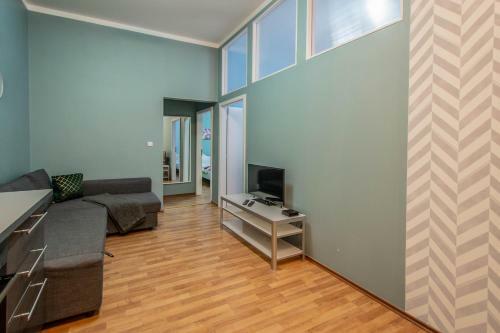 Ruzova Apartment By Ruterra