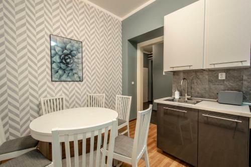 Ruzova Apartment By Ruterra