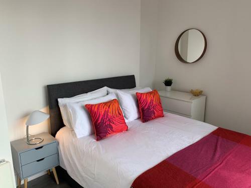 Chertsey - Beautiful Modern 2 Bedroom Apartment