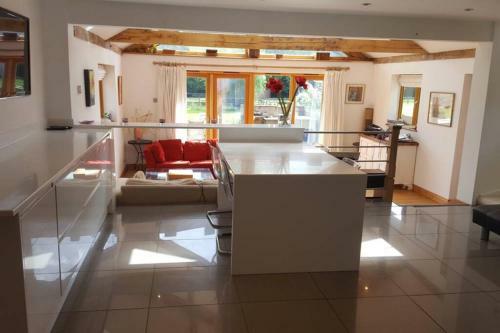 Prestwick Oak - Open Plan 2 Double Ensuite Rural Oak Framed House Sleeps 4 Plus Aonb